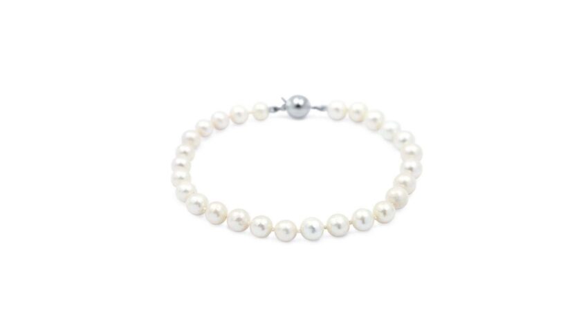Prémium gyöngy karkötők a White and Black ékszerboltban